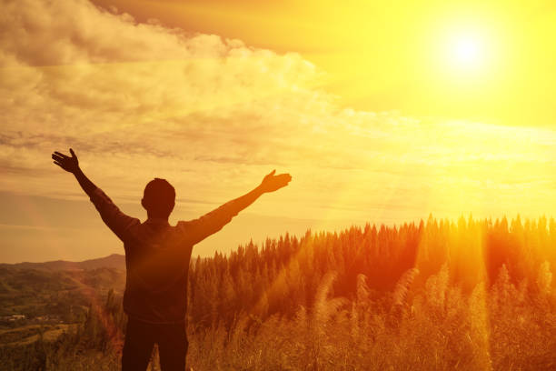 Persona con manos levantadas al cielo agradeciendo a Dios