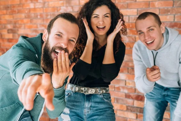 Tres personas burlándose